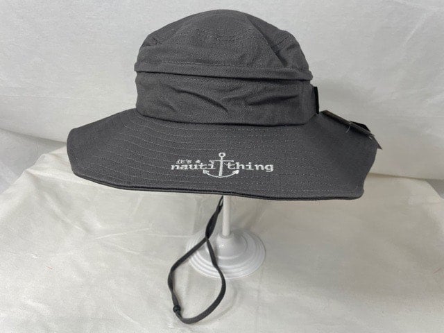Bucket hat with zipper